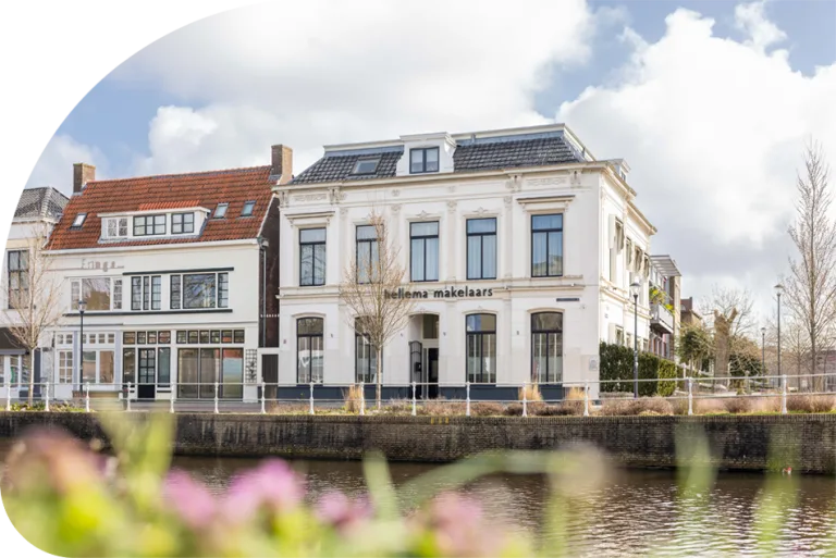 Het kantoor van Hellema Makelaars aan de Oostergrachtswal in Leeuwarden Het kantoor van Hellema Makelaars aan de Oostergrachtswal in Leeuwarden